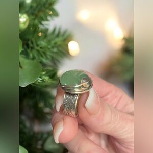 Signed Israel Round Cabochon Jade Stone & 925 B Silver Grape Vine Motif Ring